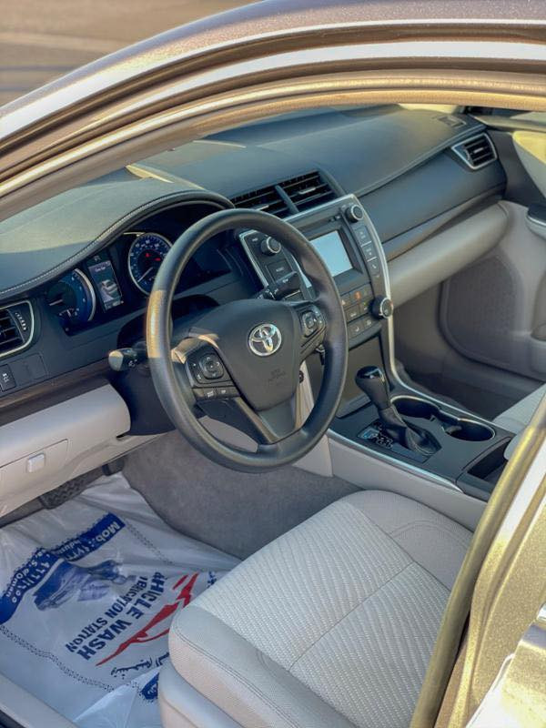 السلام عليكم عندي كامري كلين لون فيلي موديل 2017وارد امريكي للبيع فقط السعر 170 ورقة للأستفسار الاتصال على الرقم ***********
