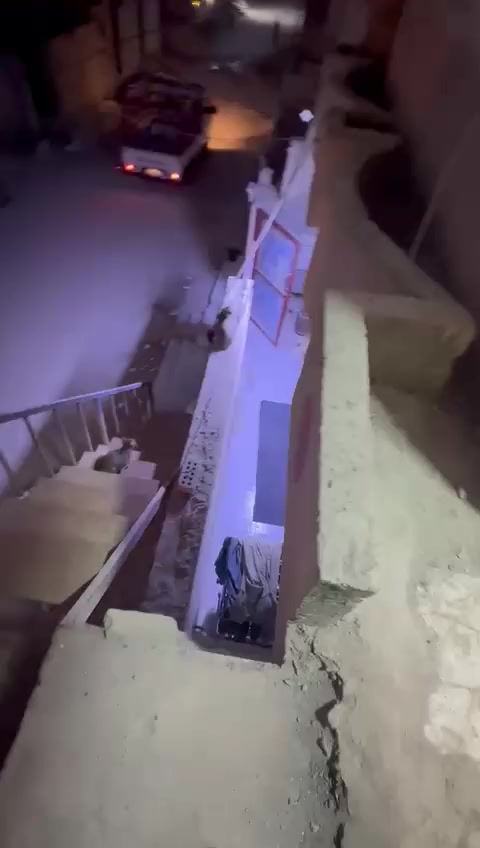 دار للبيع المساحه 100م الوجهيه 8م والنزال 13م طابقين الطابق الثاني معزول طابو زراعي  سند 25 قرار محكمة حي الاخلاص خلف الفيزا التركية حولي ابو مهدي المهندس الاستفسار على الارقام التاليه ***********
***********
