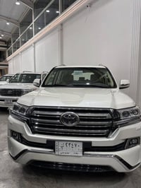 لاند كروز  شركات 2017 ماشيه 102  مكانها بغداد  48وبيها مجال  077300002...