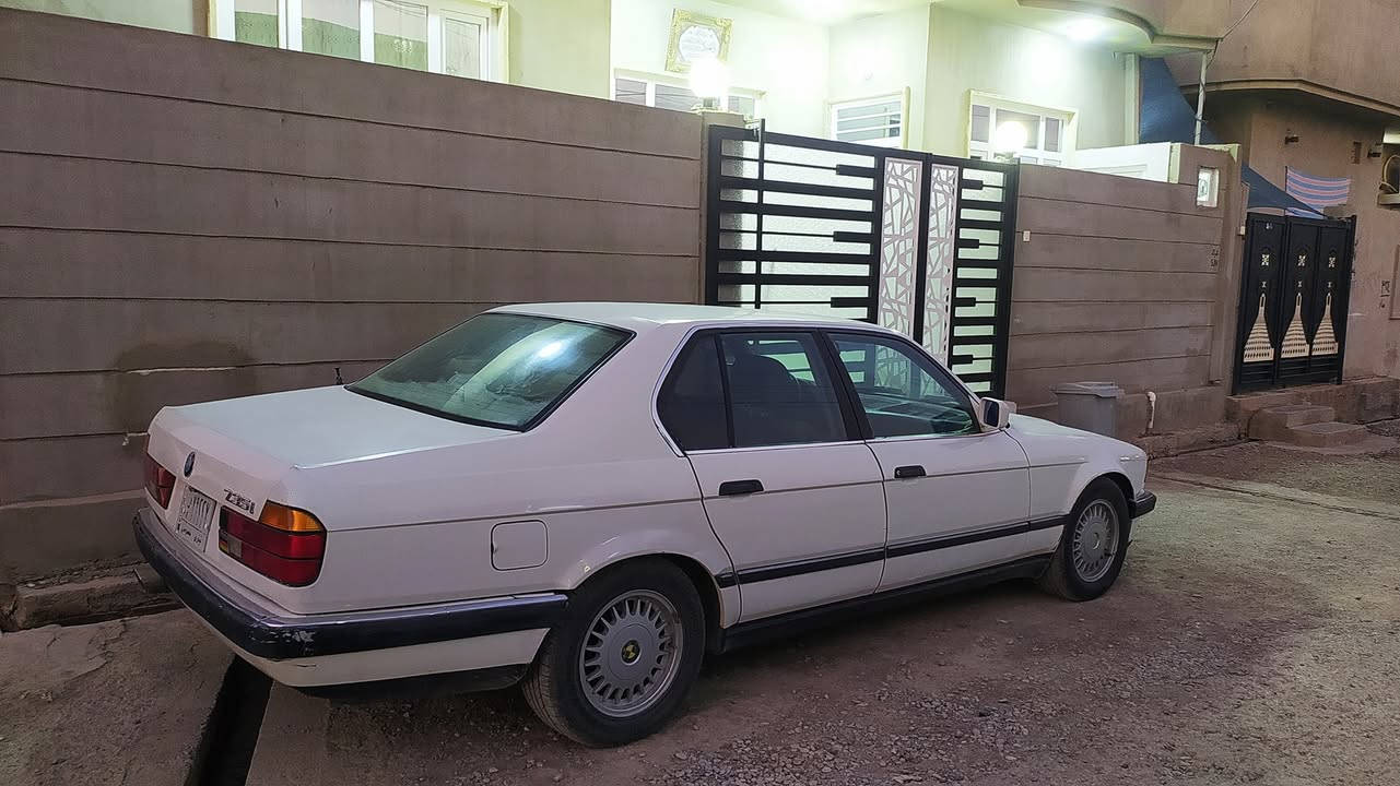 السلام عليكم 
بي أم 735i
وظع شركة السيارة جديدة 
بدون صبغ 
مكفول كفالة عامة 
شرط المحرك والكير 
محرك فل مو كبس 
گير عادي 
تبريد ثلج شرط 
السيارة جاهزة وما بيها اي نقص 
السعر 48 وبيها مجال بسيط
***********
