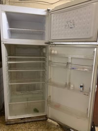 ثلاجه شغاله ونظيفه الطول 180والعرض 70 السعر 200الف 07722624002