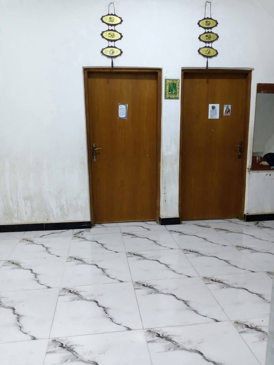 مساحه البيت الكلي ١٣٠ الواجهيه ٧ونص  والنزال ١٥
ديوانيه العرض ٤ والطول ٥
الهول ٤ +٦
الغرف ٤+٤
المطبخ ٤+٣
الملحقات حمام تواليت داخلي
تواليت خارجي  المكان البصره الجزيره شارع اليوبه حي الرايه  السعر البيت 65 وبي مجال الاستفسار على الرقم التالي ***********
