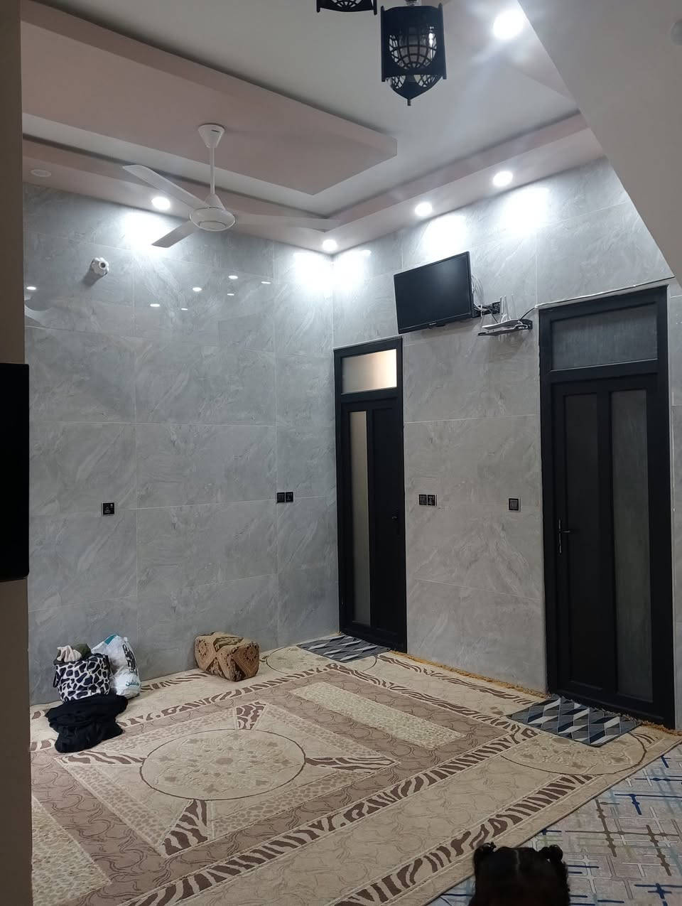 دار للبيع حي الجامعة..خلف مدرسه الجامعة مباشر 
100متر
10×10 ركن طابو صرف ... على شارع 15 
طابقين مسلح 
الطابق الأول.. غرفة.. صاله.. مطبخ حار..بارد. استقبال.. 2مجاميع صحية 
الطابق الثاني..2غرفة. صاله..سطح
***********
