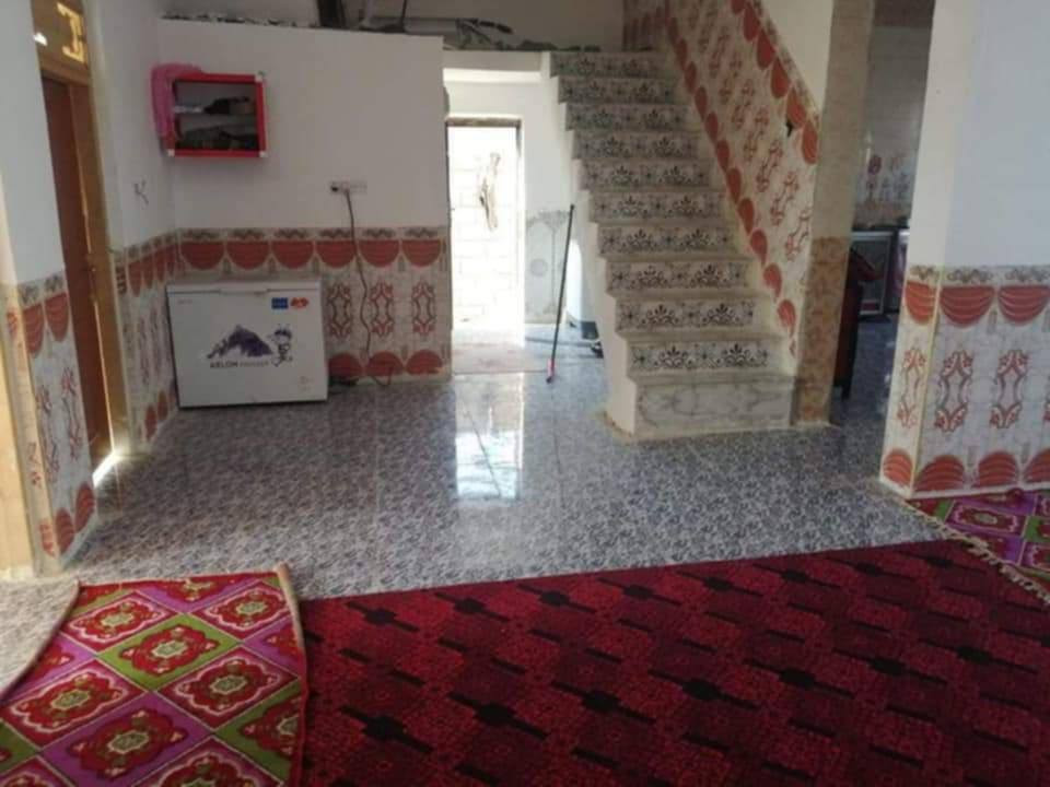 السلام عليكم ورحمه الله وبركاته دار طابو زراعي يداور محكمه المساحه 300 متر يحتوي على ثلاث غرف نوم 
وصاله واستقبال ومطبخ وصحيات خارجيه وداخليه 
سطح شتايكر جديد وحديقه وطارمه جبيره وطالع من عنده محل حالين مفتحي اسواق ركن على شارعين تبليط باب البيت  طريق السنيه عمود 705 بجهة السايد الراجع من الديوانية مقابل بيت السلامي ثالث بيت عن الشارع الرئيسي 
طريق ديوانية سنية السعر (83 ) مع المجال للاستفسار مراسله الصفحه أو الإتصال على الرقم ***********
