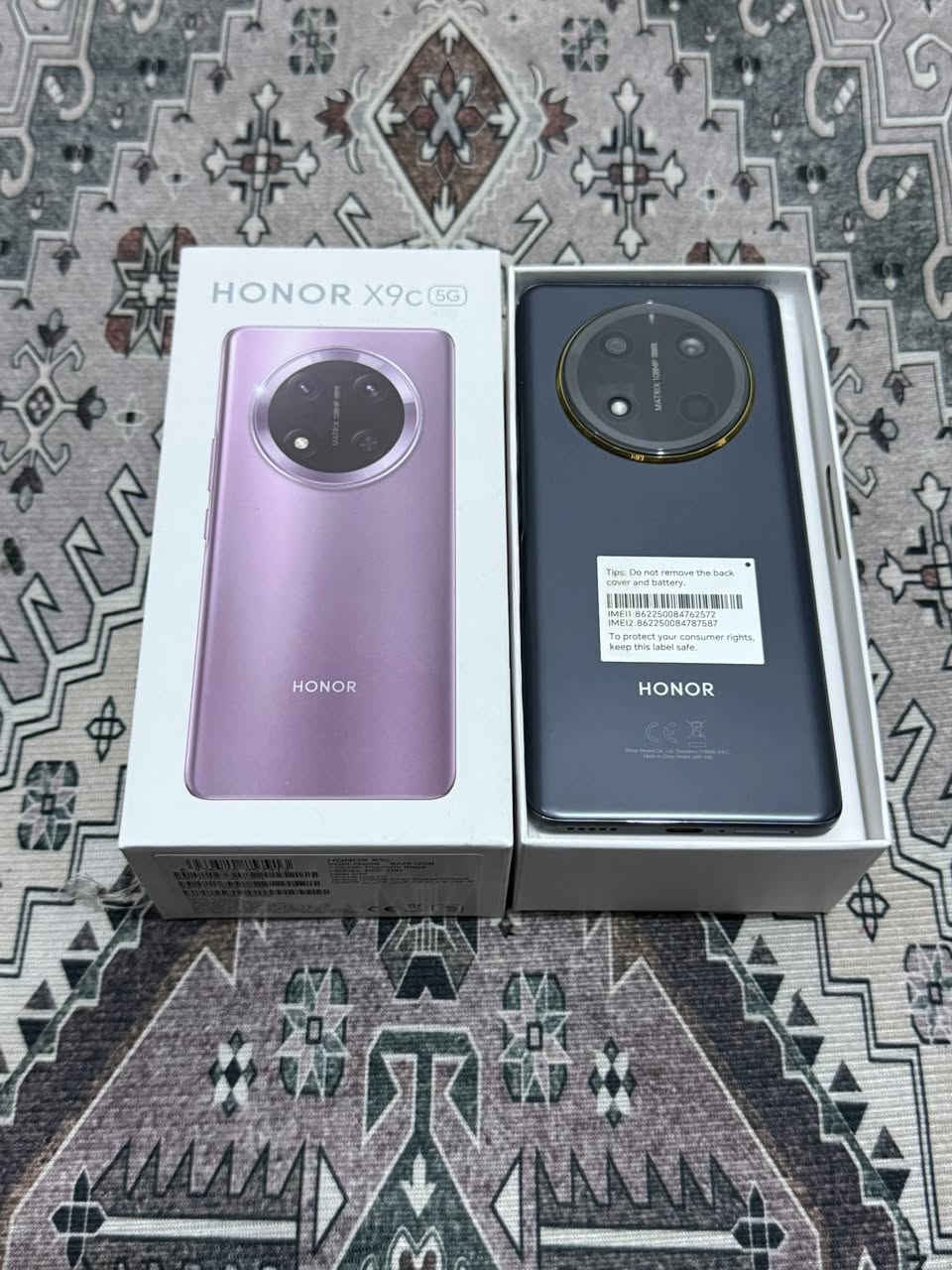 السلام عليكم
هونر x9c  
 لون اسود 
استخدام ثلاث أيام فقط 

ذاكرة 256 عشوائيه 12 
ملحقاته كامله سعره 300  وبيه مجال بسيط 
للتواصل 
***********
مكاني كوت
