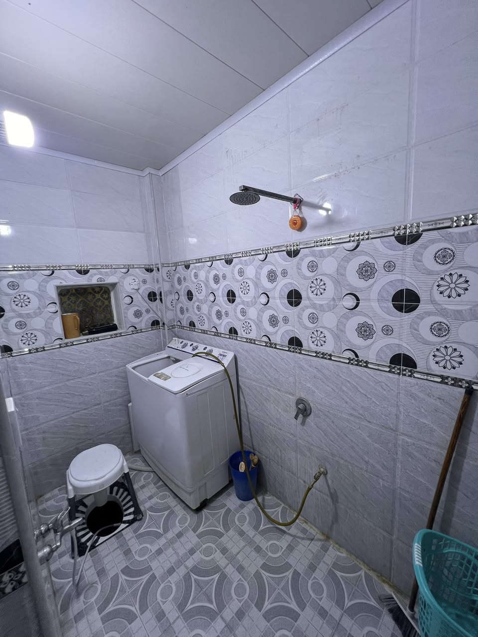 السلام عليكم ورحمة الله وبركاته
الطابق الأول غرفه وصاله وستقبال ومجموعه صحيات عدد ٢ ومطبخ ومنور 

الطابق الثاني ٣غرف مع صاله مع مجموعه صحيات مع صاله 

بناء البيت ٢٠١٦كونكريت دبل فاليوم

النجف الأشرف حي الانصار مقابل كراج الجنوبي.  120متر 

***********
