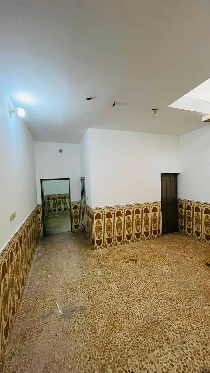 سلام عليكم دار للبيع طابو صرف  
المساحه 100م طولاني 
الموقع حي العسكري
 إلاستفسار اتصل ***********
