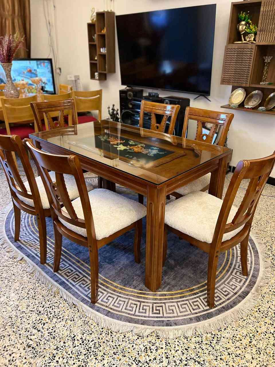 ميز طعام خشب طبيعي زان شبه جديد عنوان بغداد سعر 550 اتصال ***********

