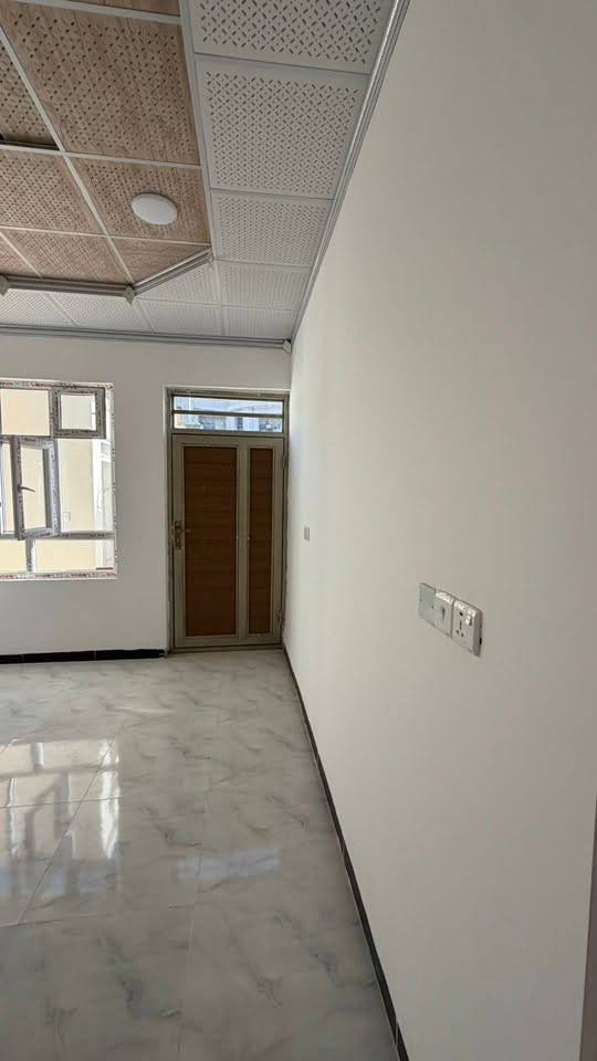 🏠 بيت حديث البناء للبيع في موقع مميز جداً 🏠
 الموقع: تكريت - حي الديوم (مربع 16 ألف) - موقع مميز وقريب من الخدمات.
 المساحة الإجمالية: 100 متر مربع.
 الأبعاد: الواجهة 5 متر | النزال 20 متر.
 عرض الشارع: يقع على شارع بعرض 15 متر (شرحة ومريحة للمرور والبارك).
 حالة العقار: بناء حديث (درجة أولى) وجاهز للسكن.
✨ مميزات العقار:
 تصميم داخلي يستغل المساحة بشكل ممتاز.
 يقع في منطقة حيوية ومرغوبة (مربع الـ 16 ألف).
 الشارع العريض (15م) يمنح العقار وجاهة وخصوصية وراحة في وقوف السيارات.
📞 للاستفسار ومعاينة العقار:
***********
