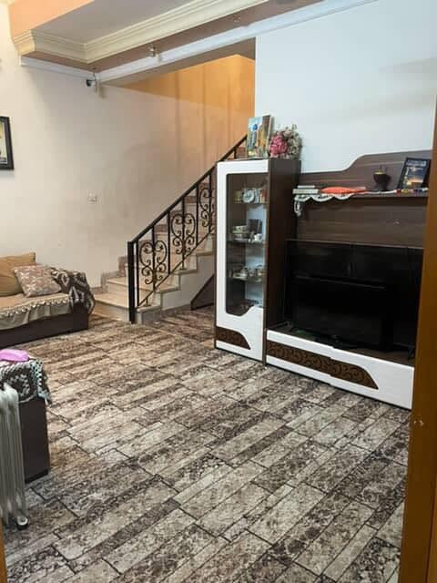 بيت للبيع ٢٠٠متر طابقين طابو صرف 
٣غرف نوم ٣صحيات ارضيات مرمر بناء جيد جدا
الموقع حي مدراء حي الحسين
قريب على جميع الاسواق والمطاعم والكافيهات في حي الحسين
للاستفسار ***********
