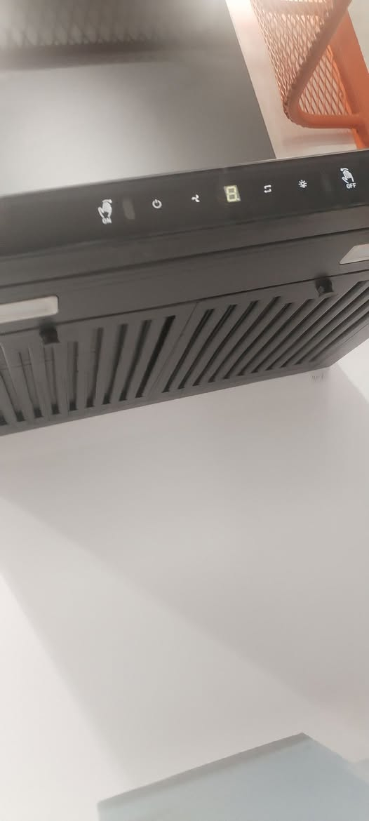 تعد مرشحات هواء أورنج (Orange) حجم 60 سم خياراً ممتازاً للمطابخ العصرية، وتتوفر بموديلات مثل O-60CT-DSC أو TE-OH60T-BG2،

السعر الجديد 265 الف ✅
السعر القديم  285  الف ❌ 

المميزات:
 وتتميز بتصميم أنيق (أسود أو ستيل) وتعمل باللمس مع ميزات التنظيف التلقائي، 3 سرعات، فلتر فحم، ومصابيح إضاءة هالوجين، وتناسب المساحات الصغيرة والمتوسطة بفعالية. 
أبرز مواصفات ومميزات مرشحة أورنج 60 سم:
الأبعاد: 60 سم مناسب للمساحات الصغيرة والمطابخ العصرية.
نوع التحكم: تحكم باللمس (Touch Control) بالإضافة إلى خاصية التحكم عن طريق الموجة (Gesture Control) في بعض الموديلات.
الفلاتر: تأتي مع فلاتر فحمي (لإزالة الروائح) وفلاتر فولاذية قابلة للتنظيف (عادةً 2 أو 3).
الأداء: تنظيف تلقائي (Auto Clean) و3 مستويات سرعة لتناسب كثافة الطهي.
الإضاءة: مزودة بمصابيح هالوجين أو LED لرؤية واضحة أثناء الطهي.
التصميم واللون: تتوفر بألوان مثل الأسود الأنيق أو الستيل المقاوم للصدأ.

تعتبر هذه الشفاطات مثالية للتخلص من الروائح والدهون بفضل قوة السحب العالية وتصميمها الفعال.

للحجز والاستفسار *********** واتساب
للحجز والاستفسار *********** واتساب
للحجز والاستفسار *********** واتساب

تتوفر خدمة التوصيل مجاني كافة مناطق بغداد
