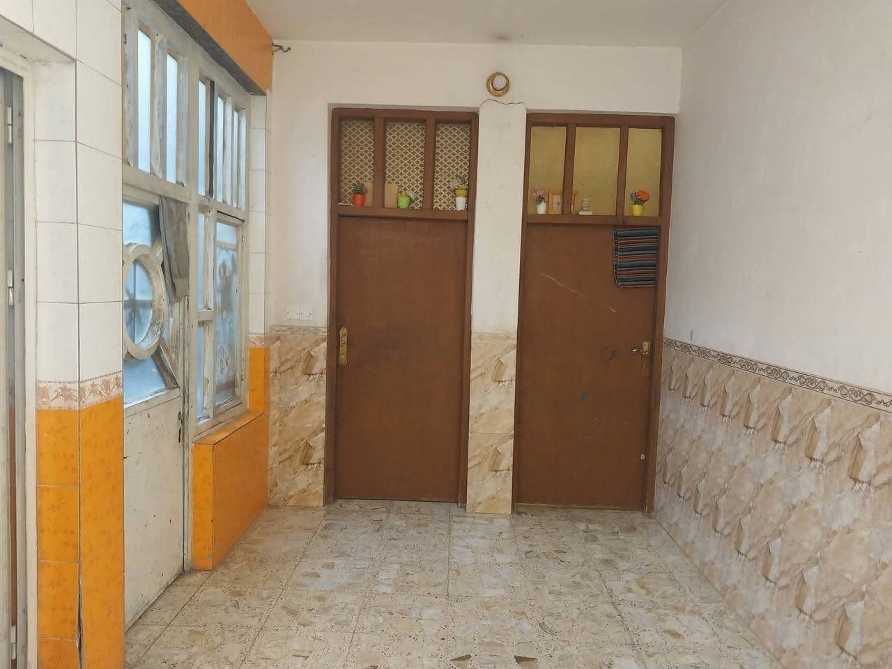 دار للبيع مساحة 300م  زراعي 
منطقة المعامل رضا عويد  قرب  ملعب عكيل
 للستفسار /  ***********
