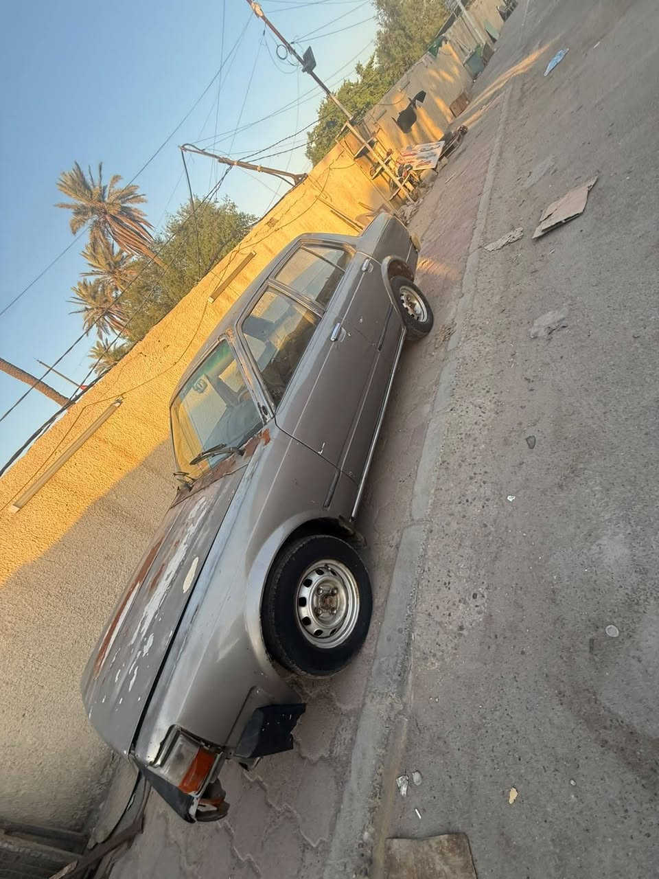 سلام عليكم  
كرونه ١٩٨١ رقم بغداد
السياره شغاله 
السعر ٢٠ $ وبيها مجال 
عنوان  بغداد  الكاظميه
موبايل ***********
