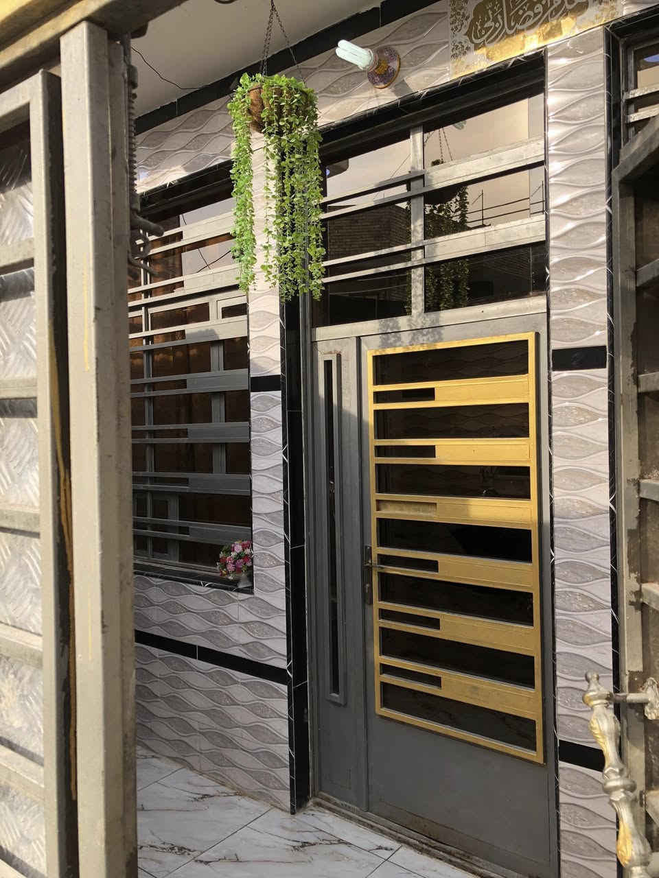 السلام عليكم بيت للبيع حي الكوفه خلف دلالية السيد اخير فرع على الجهة اليسرى مساحة 100 بيت بناء 2024 متعوب عليه ونظيف جداً كامل مابي اي نقص السعر خاص او الاتصال ‭0773 586 8554‬
