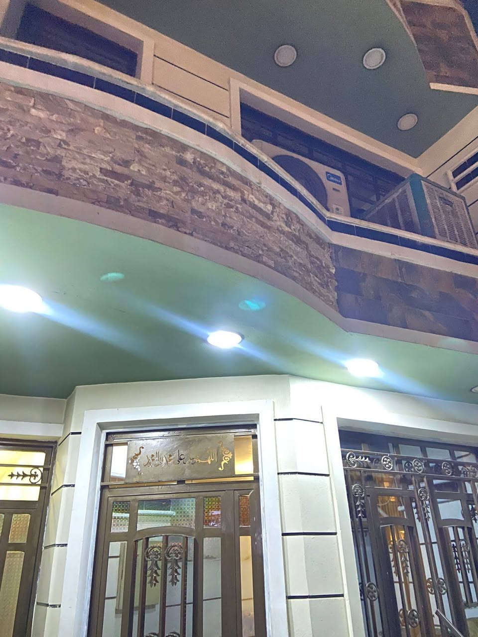 دار للبيع -كفاءات السيدية
مساحه 100 متر
بناء حديث طابقين
الطابق الاول يحتوي استقبال-مطبخ-صحيات-غرفه نوم
الطابق الثاني يحتوي غرفتين نوم-صحيات
الطابق الثالث بيتونه-سطحين
للأستفسار: 0783 768 5461
0771 168 0822
