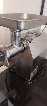 مكينة ثرم للبيع السعر 250وبيها مجال 07884054223