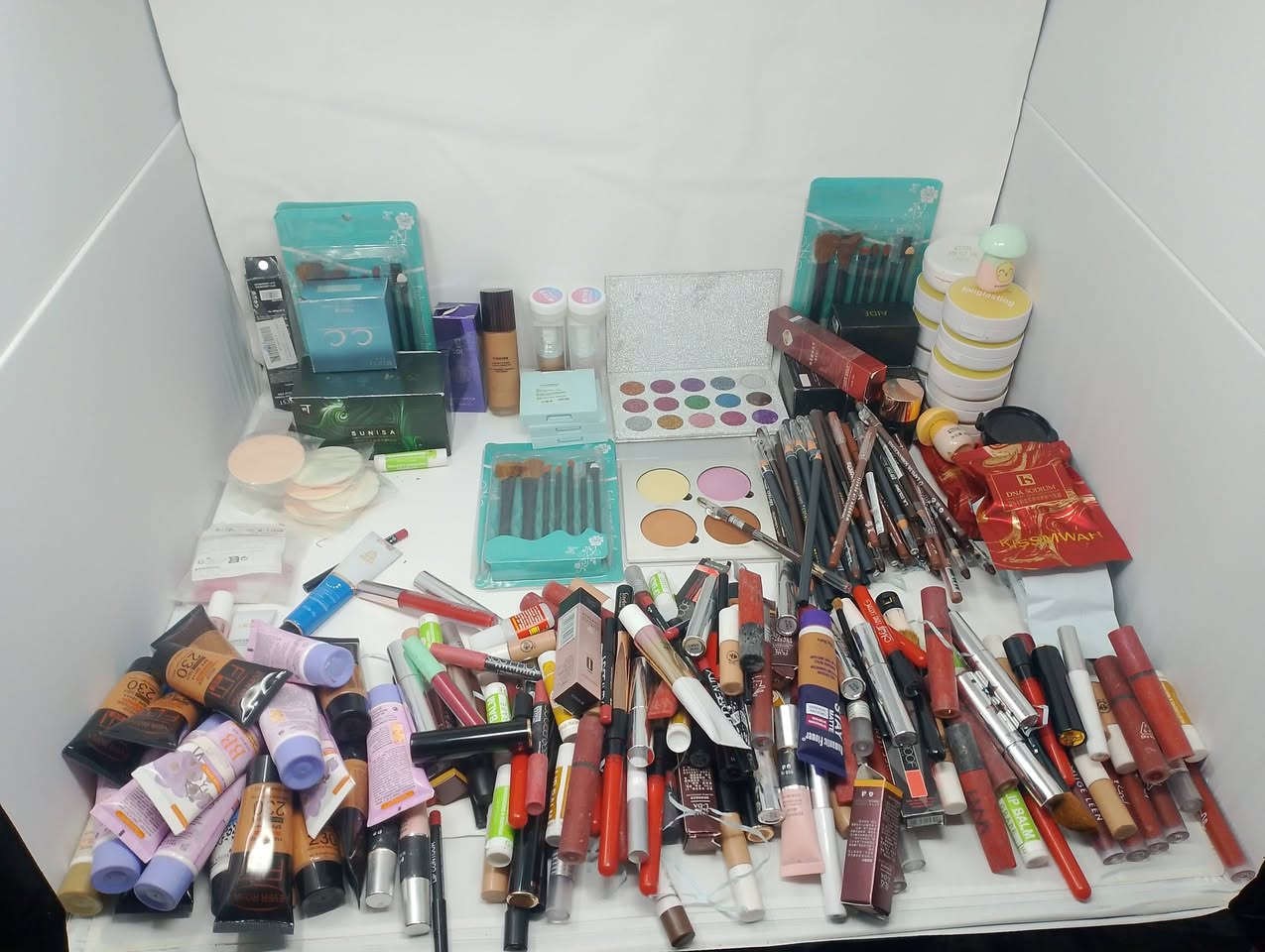 مكياج اكثر من 300 قطعة مثل ماموضح بالصورة فحص امام المندوب اذا اكسباير او مختلف عن الصور يرجع 65 الف وبي مجال تفاصيل خاص او واتساب ***********
