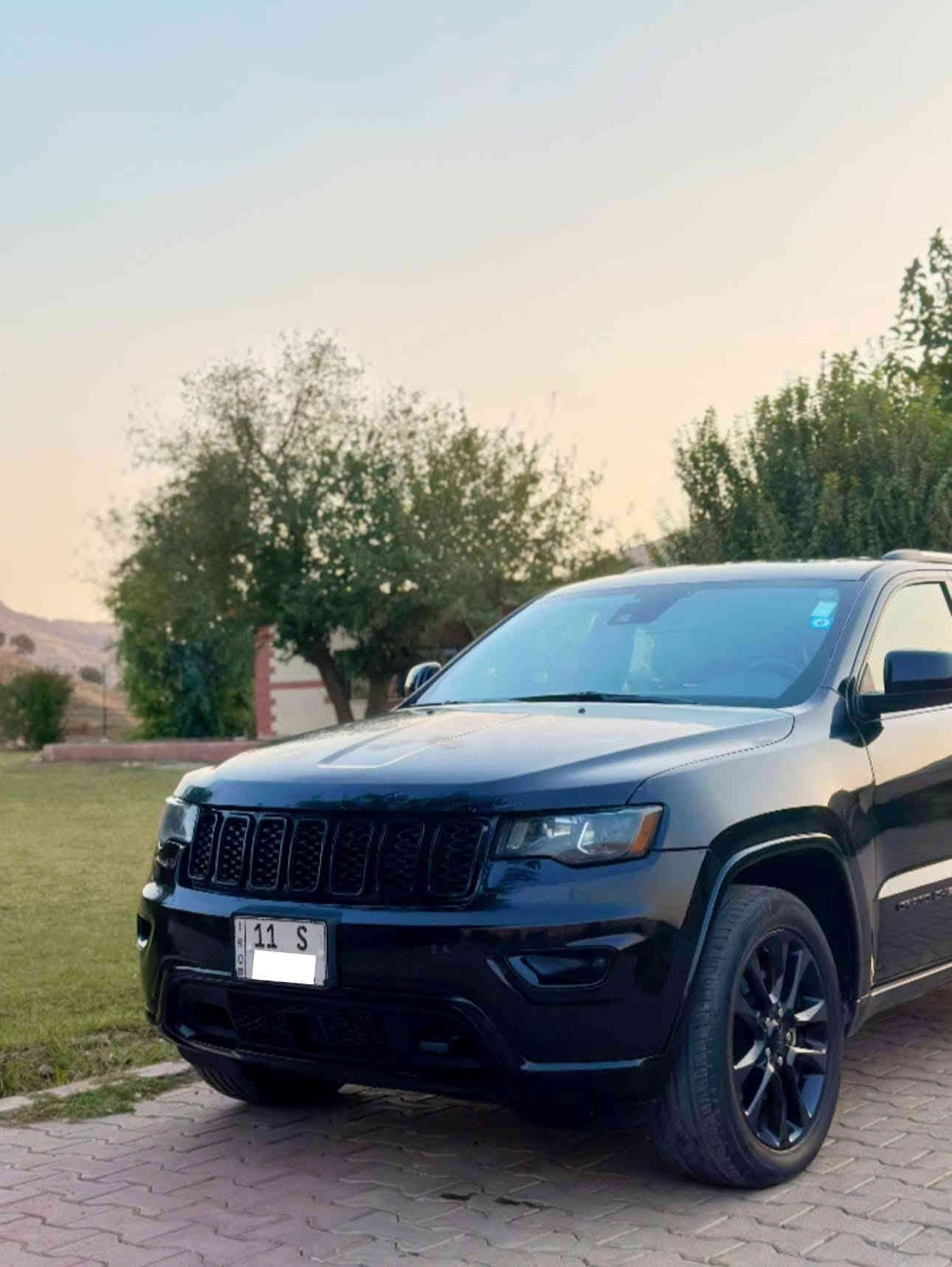 Jeep 2021 
بلاك توب فول الفول 
حادث خفيف بدون اي دواخل مفتوحات  🪛🛠️🔩 

سعة المحرك 3600 ستة سلندر لون اسود 
مكان السيارة بغداد شارع فلسطين للستفسار   

***********

المواصفات⤵️
دفع رباعي 4+4 
⭕️كشن السائق كهرباء
⭕️ كشنات تدفة وتبريد 
⭕️ستيرن تدفة 
⭕️رادار ب البجم 
⭕️رادار ب المري 
⭕️حساسات امامي 
⭕️حساسات خلفي 
⭕️لايت زنون عدستين 
⭕️فتحة بالسقف 
⭕️صندوق كهرباء 
⭕️نضام منحدرات 
⭕️ماوس +اربع وضعيات قيادة 
⭕️شاشة كار بلي 
⭕️كامرة خلفية دوارة 
⭕️مقاعد كنتاره 
⭕️محدد سرعة 
⭕️تشغيل عن بعد 
⭕️ اتو هولد 
⭕️تحديد مسار 
⭕️ سياقة  ذاتية 
⭕️نضام eco لتقيل صرف البانزين 
⭕️اصطفاف الى اوتو بارك 
⭕️تحذير الخروح عن المسار 
⭕️نضام بريك اوتوماتيك توقف ذاتي عند الرجع للخلف 
⭕️تحكم استيرن ب الكامل 
⭕️تبريد قطعتين 
⭕️تدفة ب المري

⭕️ السعر 282$
