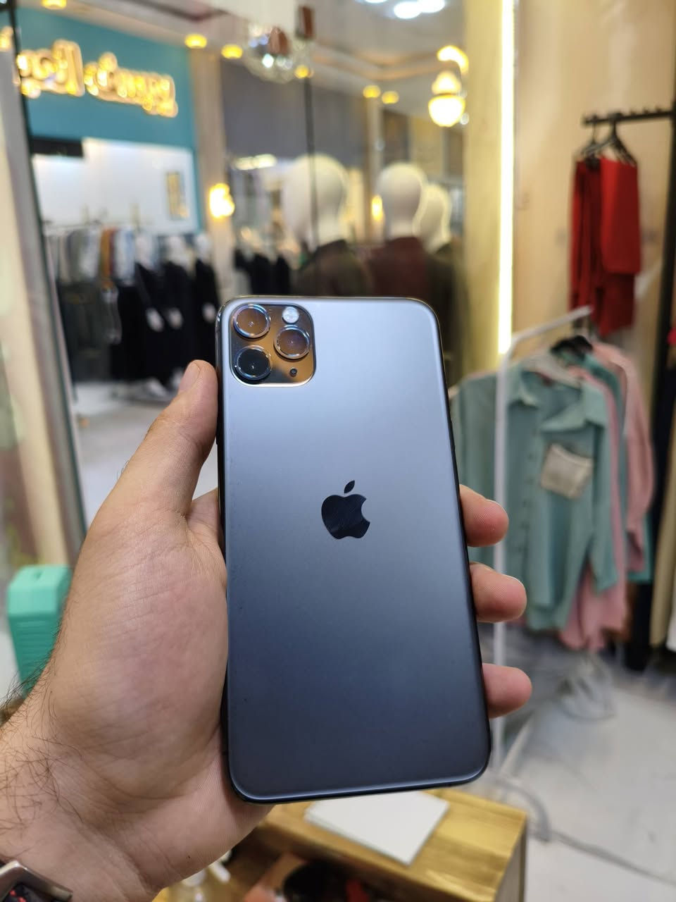 للبيع فقط 200 الف غير قابل للعملة
ايفون 11 برو ماكس 
ذاكرة 265
بطارية 96
الملحقات فقط شاحنة 
الجهاز بحالة الشركة 
ما مفتوح ما مبدل بي اشي 
استخدام بيت واستخدام قليل كلش 
نظافة 98%

الجهاز بي مشكلة وحدة فقط ميطلع صوت سماعة ساكته 
السعر 200 الف قفل قفل غير قابل للعملة 
عنواني حلة
***********
