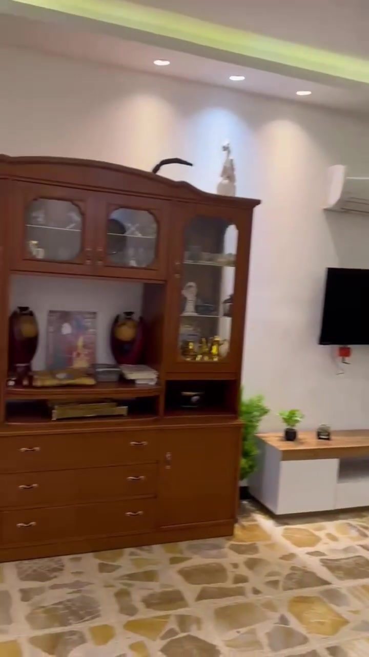 السلام عليكم
دار سكن مساحه 230م بناء من الأساس
جاهز للسكن 

واجهه 11.5م نزال 20
كراج
حديقه
صاله
مطبخ
هول
غرف نوم 5
حمامات 3

السعر 430مليون والتفاوض مع صاحب العقار
غزاليه شارع المشجر مربع أسواق تازة مقابل أسواق غسان

للإستفسار *********** *********** مكتب الطائي للعقار غزاليه شارع المشجر
