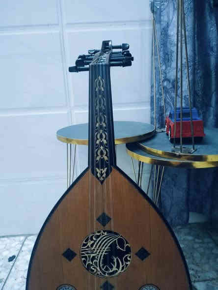 عود شرقي للبيع صناعة سورية 
اسم الصانع علاء خليفة العود السعر    200  الف مكان العود بغداد منطقة العبيدي الكفاءات الاتصال على ***********
