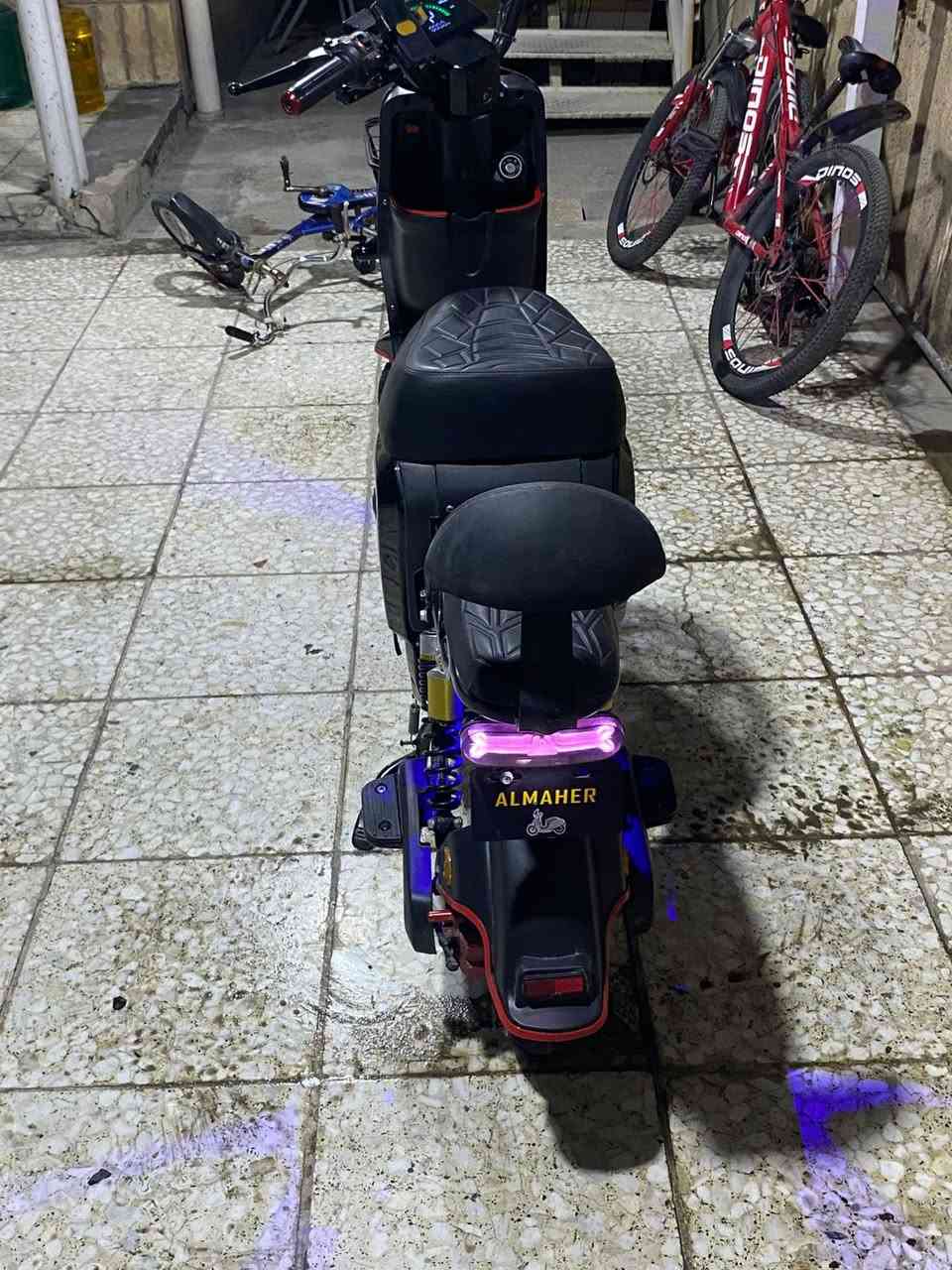 أر9 موديل2025 خمس بطاريات شغاله كل نقص ما بيهه دراجه نضيفه وياهه اسويجن وبصمه عن بعد السعر 400الف وبيهه مجال للطيبين المراسله خاص وعل رقم***********
