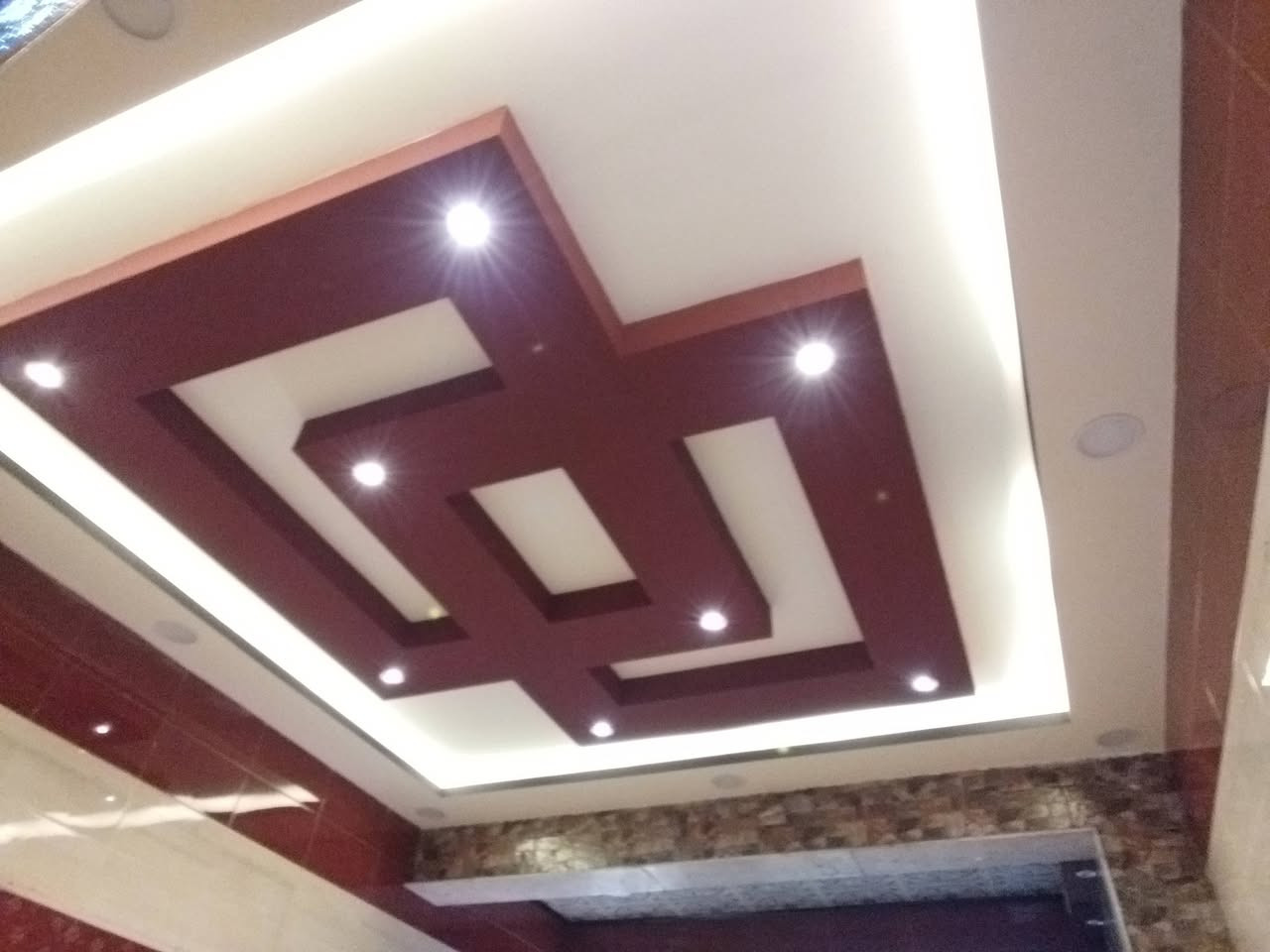 السلام عليكم تنفيذ كافه أعمال الديكور سقف ثانوي جبسن بورد تغليف جدران ورق جدران للأستفسار الاتصال على الرقم ***********
