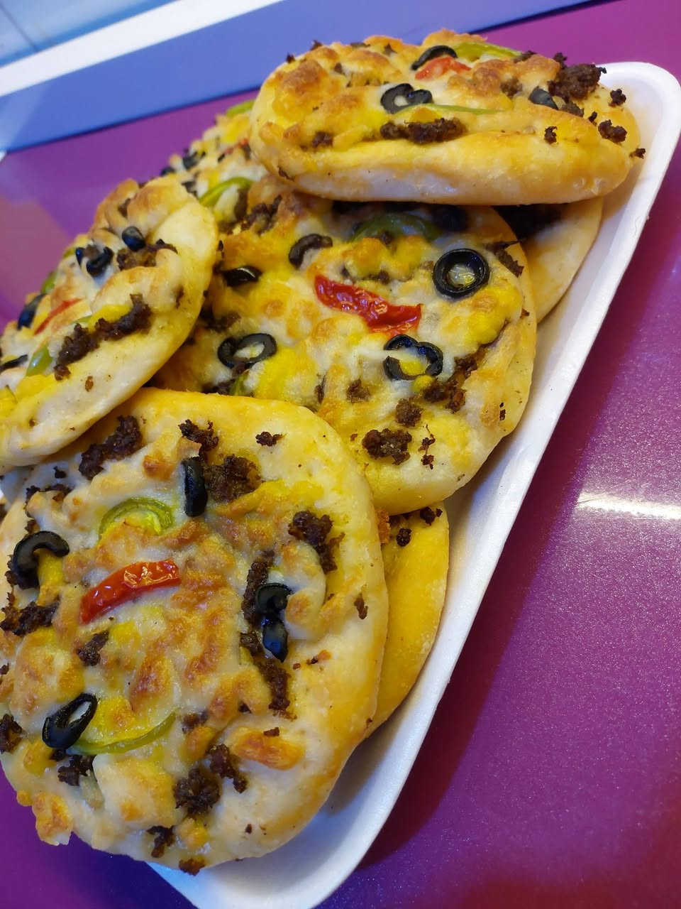 🍕✨ مني بيتزا طازجة بحشوات منوعة ✨🍕
لأن الذوق يختلف، وفرنالكم ألذ أنواع المني بيتزا بحشوات متنوعة تناسب الجميع 😍
 🌟 لحم شهي 🌟 صوصج لذيذ 🧀 مع جبنة ذائبة وخضار طازجة بطعم لا يُقاوم
مخبوزة يومياً وطازجة من الفرن مباشرة 🔥
📌 مناسبة للضيافات، السناكات، ولمّة الأهل والأصدقاء.
💛 جربيها مرة... ورح تصير من طلباتج المفضلة!
العدد : ٢٠ قطعة ب ١٠ 💰💰

📞 للطلب والاستفسار:📬📬 ***********
 ***********
بغداد المحمودية مجمع القادسية
#كليجة_الجود #مني_بيتزا #دجاج #لحم #صوصج #طعم_يستاهل_التجربة 🍕💕
