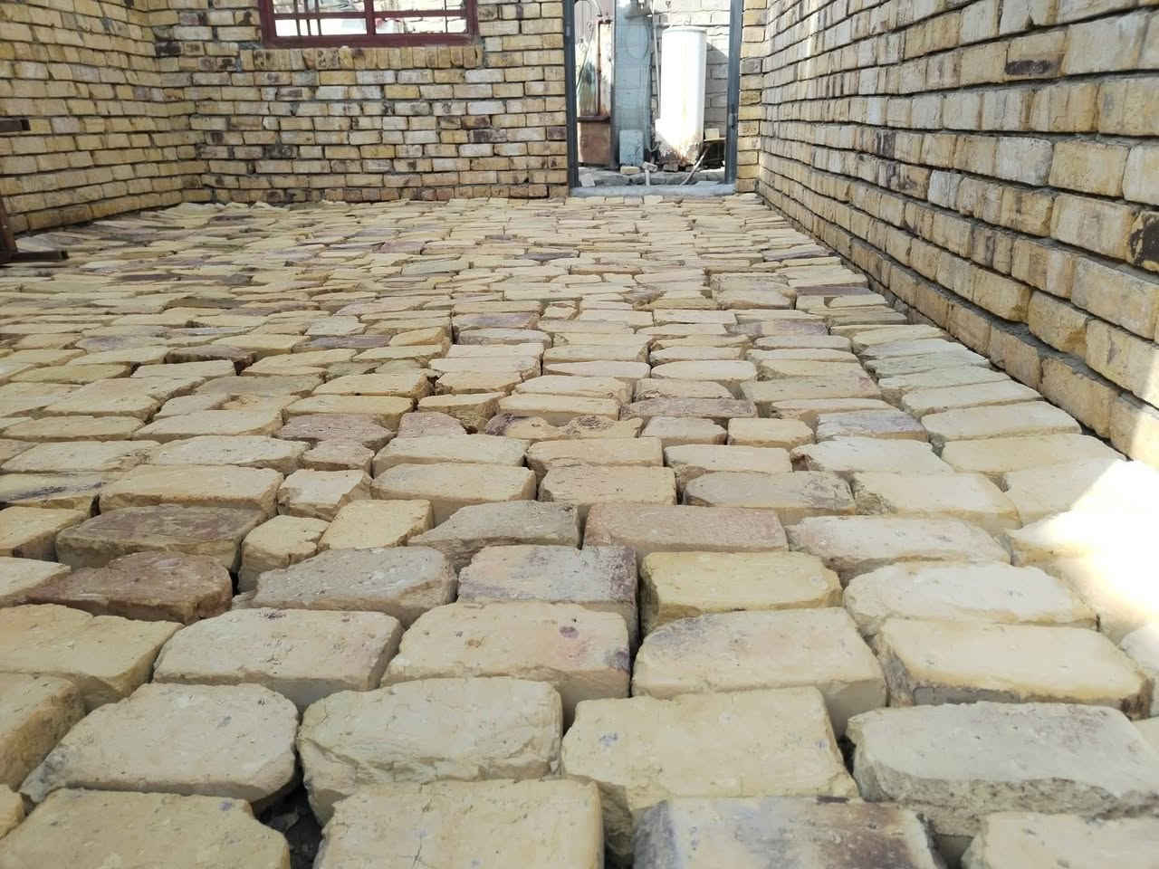 حبايبي السلام_عليكم
شغلنا يتضمن مايلي
1- اخراج التراب الزائد من البيت
2-تربيع البيت كسر
3-دك البيت بالقفاز
4- صب البيت اذا كان بحاجه الى صب اسكان
#وكذلك دك السبيس والتراب وال
قطع وغيره + خزينه + تفليش +تصعيد تراب لصطح وتصليطه الصطح+مجاري+لبخ بتلوات +
 ***********
