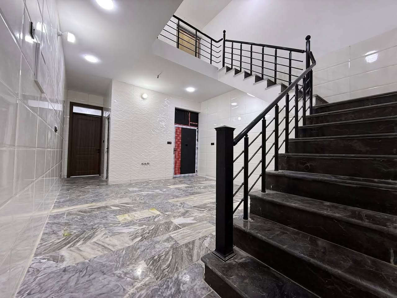 ￼  
تونات ‏عدد 2#للبيع واجهه 5 "(مدخلين) بناء حديث ￼2025 ("اضلاعه مستقله )‏ شارع عريض 15متر ورصيف عريض‏ منطقه هادئه وراقيه 
يحتوي على ؛$كراج ‏￼ واستقبال وحولي مطبخ حار ‏وبارد ومنور و3 غرف نوم و خدمات طابقين
طابو ملك صرف 
 الموقع: مشتمل-‏ ‏الشعب ￼شارع ‏عدن خلف جامع الجهاد
(سعره 277بي مجال)
____________________________________________
(#مكتب_السوداني_للعقاره)
عنوان المكتب بغداد-الشعب - حي التجار- مجاور اعدادية بلقيس للبنات‏- @‏‏ ***********￼  متواجد ماسنجر واتساب
(تتوفر لديناء العروض ‏الجديدة وحصريا أخرى مناسبه)
