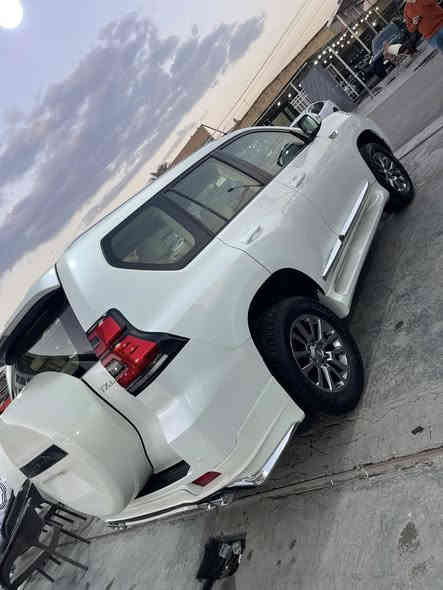 برادو موديل 2021. TXL مكفولة من الصبغ. ماشية بحدود ال 100 الف كيلو     
بيها شخط بالباب مال الصدر ومكحل. وبيها  حالوبات بسيطات جداً بالبنيد ما واضحات خلاص . السعر 39500$. مكانها بغداد. حي العامل او معارض البياع 
***********
