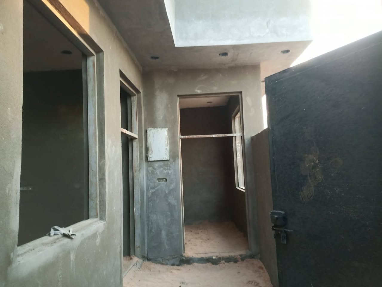 بيت زراعي المساحه 100 متر على نهر الوفاء مقابيل حي الفداء الناصريه يحتوي على استقبال و مطبخ وصاله وغرفه وصحيات داخليه وخارجيه رقم الموبايل ***********
