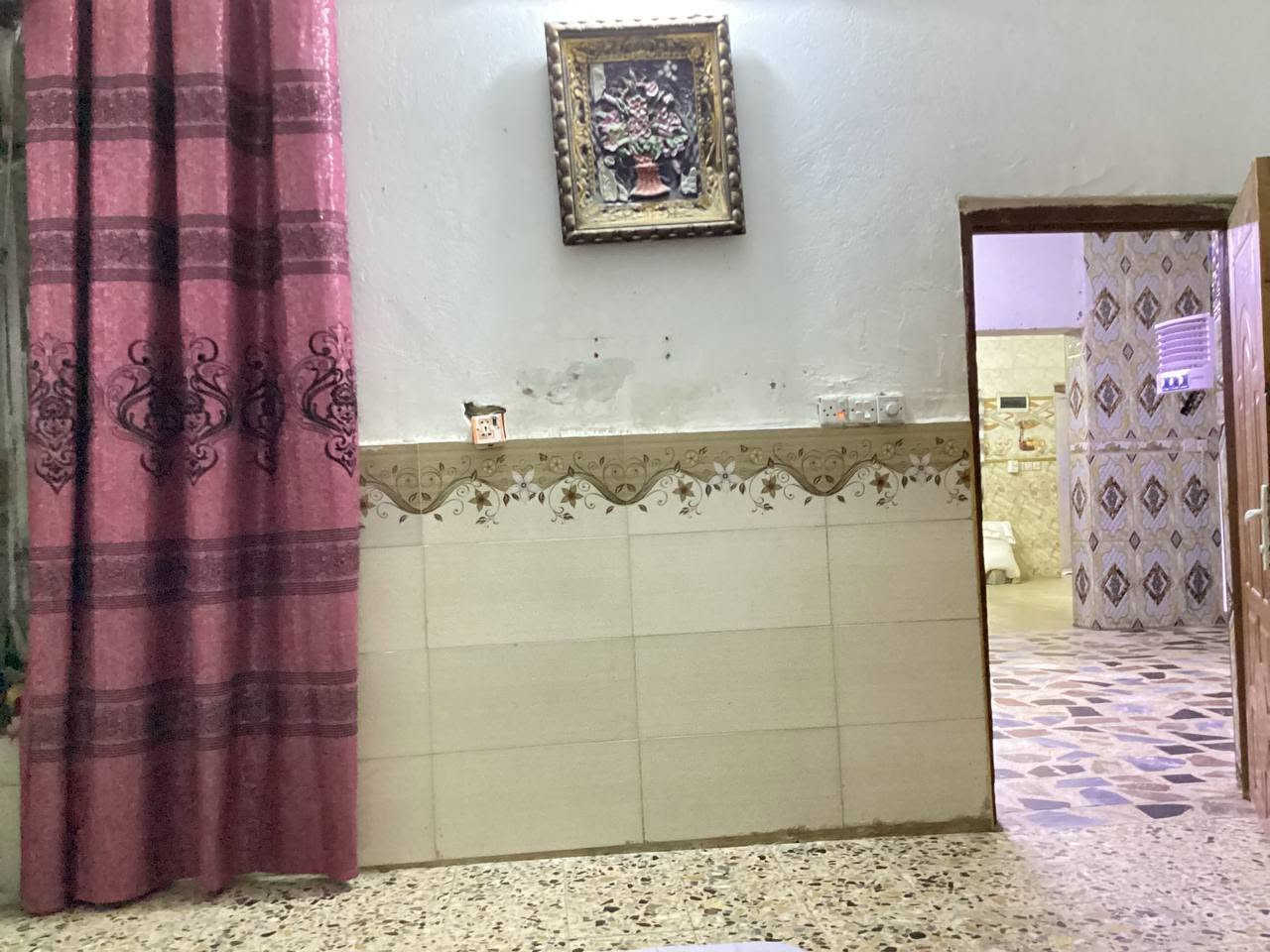 بيت  طابو مساحته 200 طابقين .بي  اربع  غرف  وركن ومقابيله مدرسه ومنتزهه مكان حي الحريه 
***********
***********
