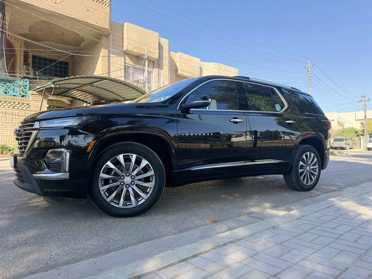 شيفروليه ترافيرس 2023 فئة Premier 

فول موصفات 1/1 فول للاخير 

🚗 المواصفات الأساسية

الفئة: Premier – دفع أمامي (Front-Wheel Drive)
النوع: SUV / كروس أوفر عائلية
السنة: 2023  

             . بنوراما 
              .مقاعد جلد 
              . تدفئة وتبريد بالكشنات
               .خمس كامرات 360
 • شاشة معلومات ترفيهية تدعم
• Apple CarPlay
• Android Auto
• بلوتوث
• Wi-Fi hotspot
• شحن لاسلكي للهاتف
 • مقاعد: جلد (عادة في فئة Premier)
 • مساحة ركاب واسعة في 3 صفوف
 • نظام صوت ممتاز
 • تحكم كهربائي في بعض المقاعد
(الميزات الدقيقة 
        ترحيب كشنات وستيرن 
       •.    شاشة بالمري 

 • نظام ABS وفرامل قرصية
 • أنظمة مساعدة السائق (قد تشمل تحذير التصادم، المساعدة على الفرامل، تحذير البقاء 
 • أحزمة أمان لـ7 ركاب
 • مساند رأس أمامية وخلفية

🛠️ المحرك والأداء
 • المحرك: 3.6 لتر V6 بنزين
السعر 31000 يعني تلث شدات وعشره 
مرقمه وجاهزه وباسمي 
صبغ بالسياره بنيد وجنطه بس بدون ايرباك 
وبيه تعمير بالحوض بالبدايه بس يعني صاير خصره بالحوض وساحبه سحب 
بدون شواصي بدون تبديل 
العنوان بغداد الاعلام السيديه 
رقم الهاتف ***********
