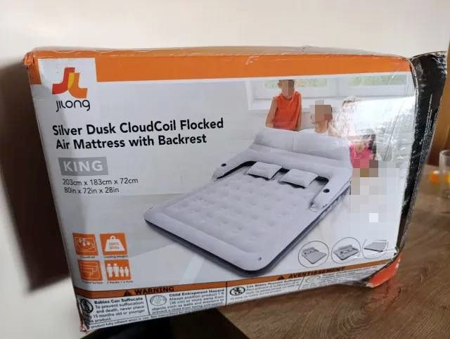 🌟 مرتبة هوائية ملكية من ماركة جيلونج (Jilong) 🌟
مثالية للاستخدام في المنزل ولرحلات السفر والتخييم! استمتعوا بأجواء ربيعية أجمل وأكثر راحة مع العائلة والأصدقاء.
📋 المواصفات الفنية:
• الماركة: جيلونج (Jilong).
• الحجم: حجم ملكي (King Size).
• الأبعاد: * الطول: 203 سم.
• العرض: 183 سم.
• الارتفاع: 72 سم (مع مسند الظهر).
• قدرة التحمل: تتحمل وزناً يصل إلى 250 كجم (551 رطل).
• الموديل: 27462.
✨ التصميم والمميزات:
• مسند ظهر (Backrest): تصميم مريح يتضمن مسنداً للظهر للاسترخاء التام.
• خامة عالية الجودة: مصنوعة من الفينيل المختبر مع سطح ناعم ولطيف للنوم.
• ثبات فائق: تعتمد تقنية "Coil-beam" الداخلية لضمان القوة والاستقرار.
• الملحقات: تأتي مع وسادتين صغيرتين داخل العلبة.

سعر ٤٥ الف 
توصيل جميع محافظات 🚖


**إذا كنت صاحب هذا الإعلان وتريد حذفه لأي سبب، رجاءا أرسل رسالة إلى الدعم الفني**