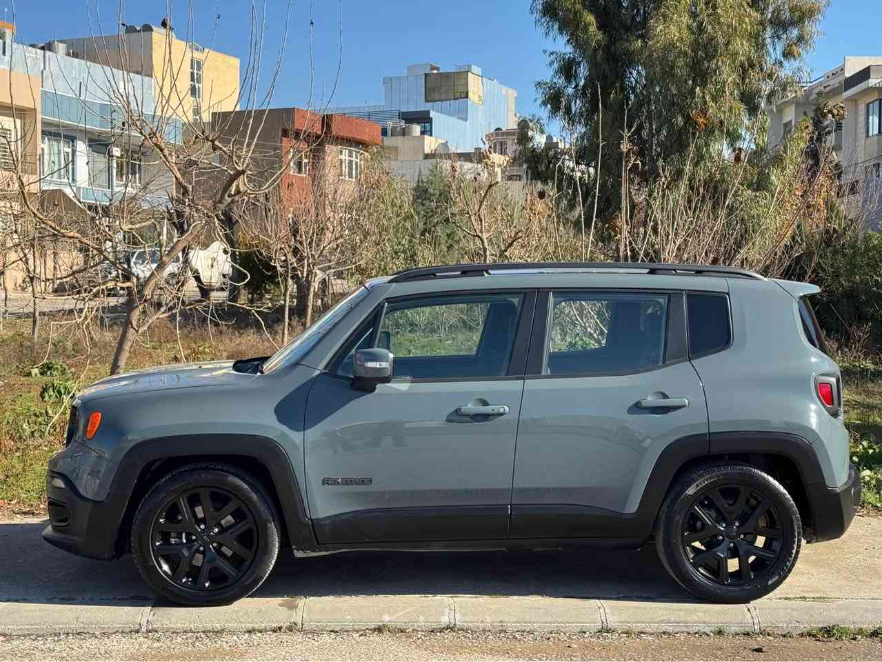 Jeep renegade 2017 بەناوی خوای گەورە 
2.4 litr
75000 mile
 دوپارچەی بۆیاخە بی ناوگرتن ئیرباگ سیستەم سەیارەکە زۆر تازەیە. دەبل گێر .تەحدیل سورعە . بەسمە و شەغال رەقەم و سەنەوی تازەیە فولە بەس سلایت نیە سپیری دانەبەزیوە  سەیارەکە کامل جایزە بی ساردوشوخت شوین سلیمانی سعر121 گەڵا رقم تلفون🩶***********🩶***********🩶 السليمانية, العراق
