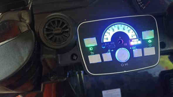 للبيع سيارة كهربائية للأطفال شبه جديدة .
الموديل : LB-688-S .
النظافة: 99% (استعمال شهر واحد فقط) .
كل أغراضها الأصلية متوفرة حتى الكارتونة .
تعمل بالبطارية وتشبه السيارات الحقيقية في الشكل والأصوات والإضاءة .
تحتوي على ثلاث سرعات مختلفة (بطيئة ، متوسطة ، سريعة) .
فيها وضع الحصان الذي يحرك السيارة للأمام والخلف بشكل ممتع .
توجد إمكانية التحكم عن بعد بواسطة الريموت كونترول .
مناسبة للأطفال من عمر 2 إلى 7 سنوات تقريبًا .
تتحمل وزن حتى 30–35 كغم .
الأبعاد : الطول 108 سم ، العرض 79.5 سم ، الارتفاع 42 سم .
لا يوجد توصيل – الاستلام من البيت فقط .

السعر: 180,000 دينار عراقي .
هاتف : ***********وبي مجال بسيط .
