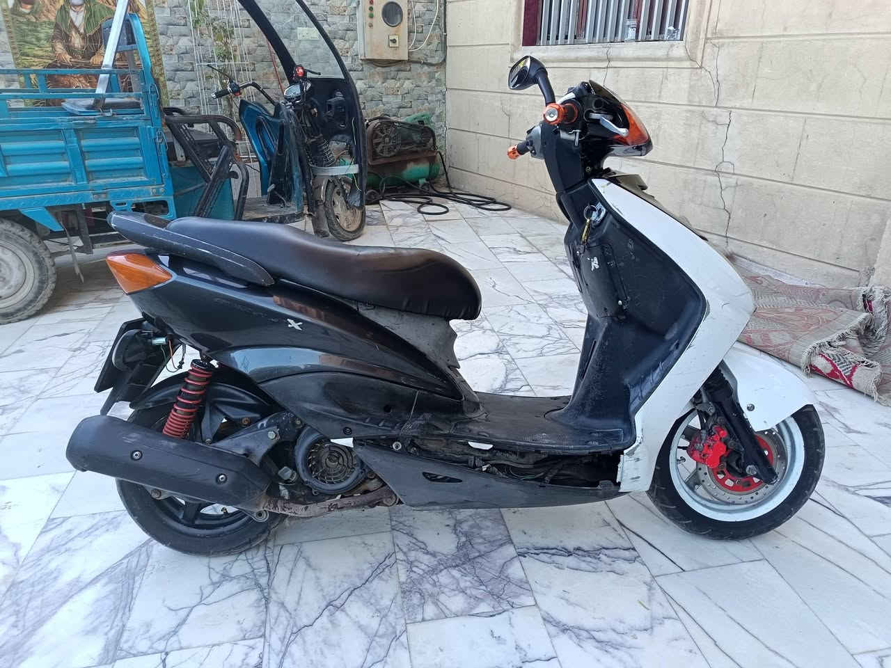 سلام عليكم دراجه سكنس للبيع نثيه كهربايات شغاله سلف وهندر شغاله تايرات جدد السعر 450 وبيه مجال *********** مكاني حي العامل يم مسبح الرافدين
