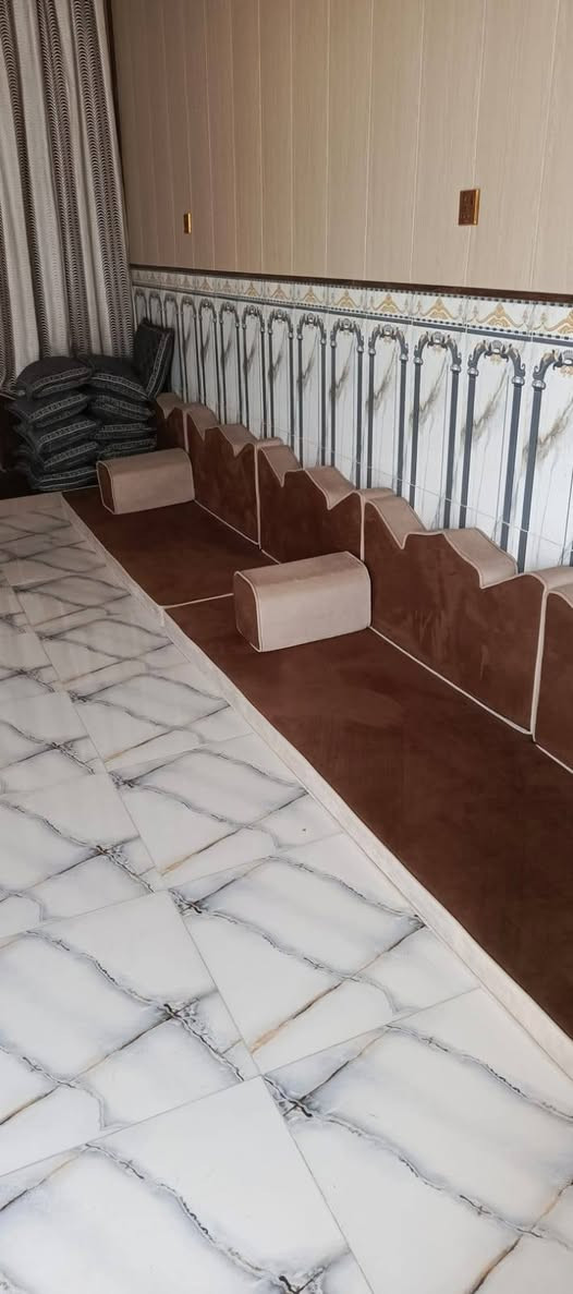 ٢٠ متر وجهين ينفرش جهتين 
طك الجيس جديد لك 
استعمال شهرين فقط
٦٠٠ الف وبي مجال للشراي ... مليون دينار مسكمة
