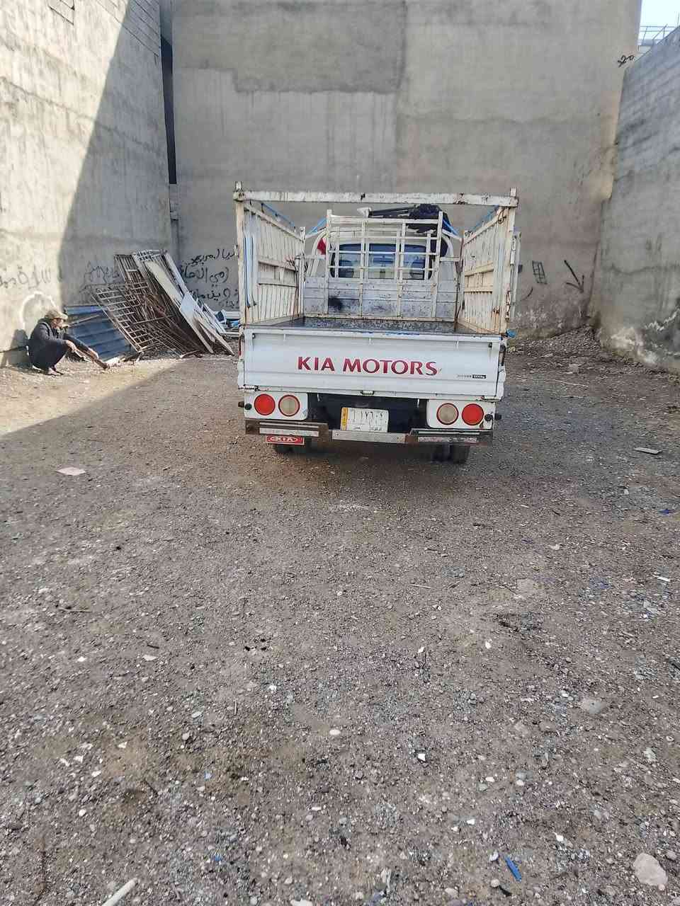 كية 2700 موديل 2010 مكفولة من ضربة وصبغ فقط دوسات مصلحة رقم كركوك انكليزي بس تروح تستلمة  وصولات مدفوعة كامل بل تحويل سنوية لل٢٨ شرط تحويل السعر ٩٨ بهة مجال قليل ***********
***********
