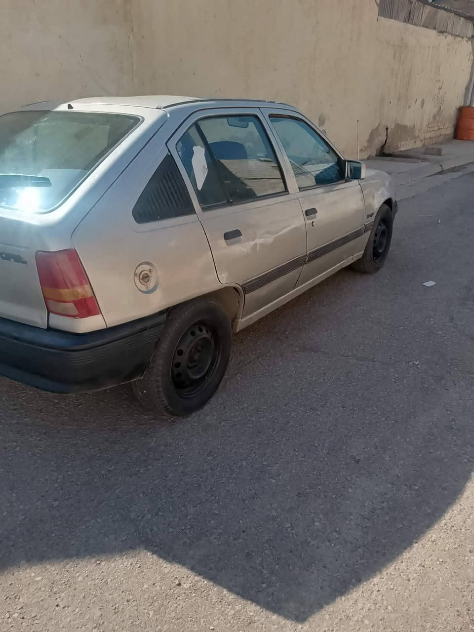 للبيع اوبل كاديت حجم 16 موديل 91 رقم نينوى انكليزي سنويه عضم 2031 ( كابون ماستر ) كير شرط محرك بدايه نفخ ( طخمها جديد + وايرمنيه كلها شغاله + باتري جديد + سقف سلايت + تايرات جدد ) شرعيها داخل الموصل شرط الوكاله والتحويل من الشرعي السعر 23 ورقه
***********  - كورك 
*********** - اسيا  . بيه واتساب
