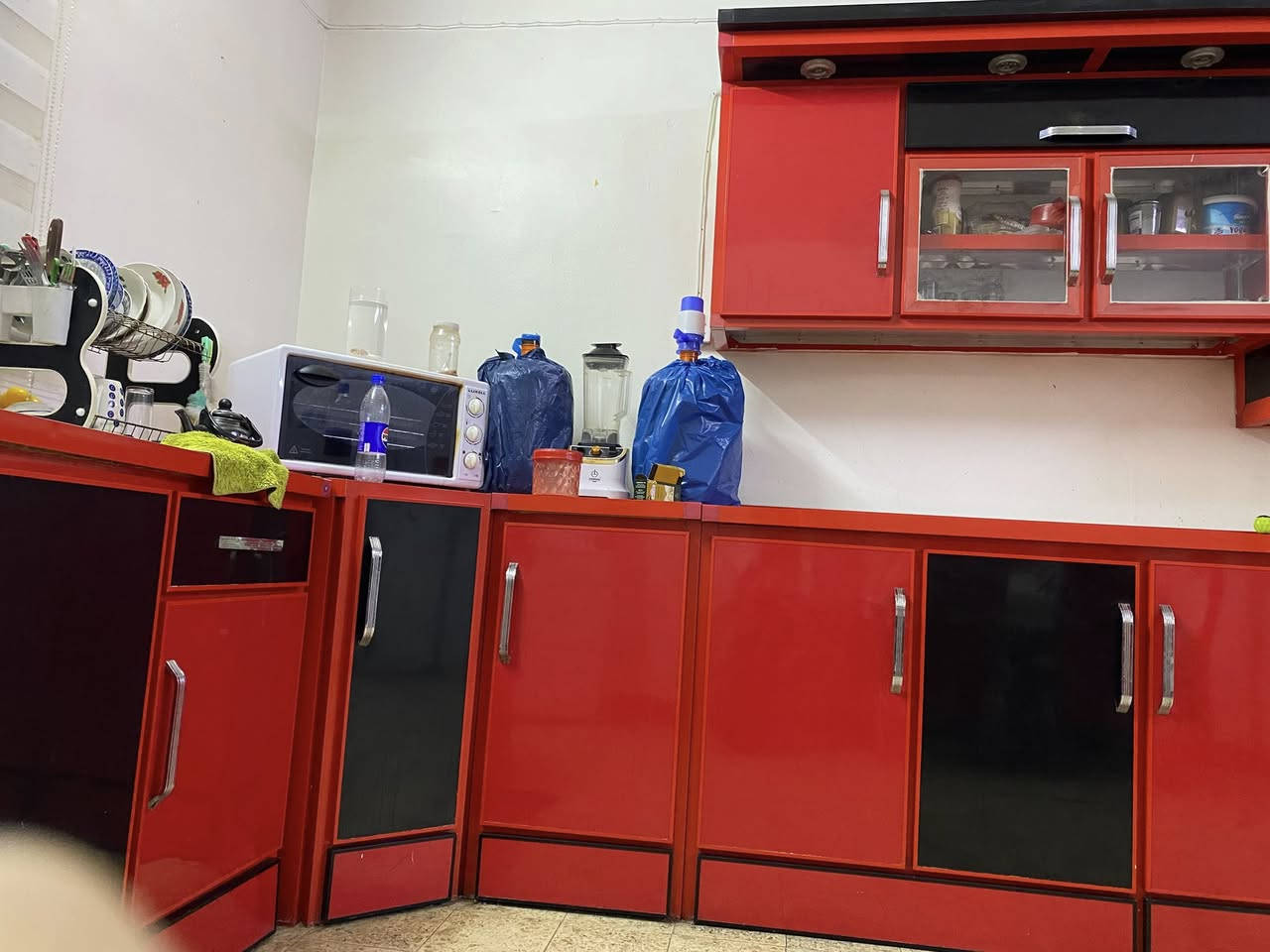 كاونتر المنيوم جديد جدآ مابي زلغ تزكام شغل درجه اولى مبطن بسكيب خشب ثقيل قياس الكاونتر 7مترات منفصل يعني خمس قطع منفصله يعني شلون ماتريد تنصبه يصير مكانه الزعفرانيه شارع المعهد 
***********
