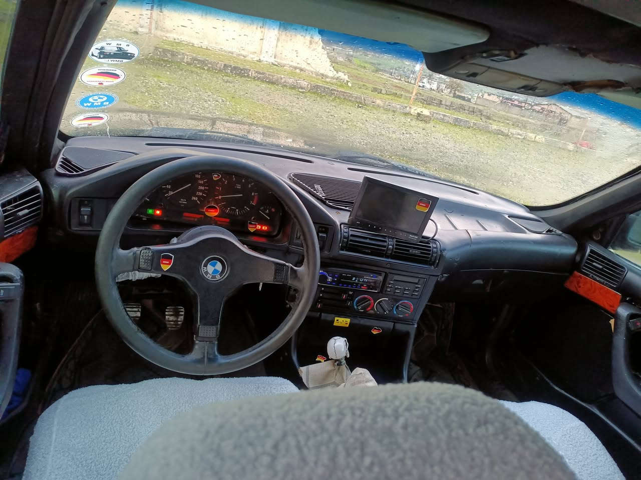 بو فروشن سيعرى خوار هه موبازار زانياريى هه مو نوسراوه
       👇  تياره يى سه ر عه رز
بيئێم مــــــــوديل 1991 مكينه 525ى كه پسى گێرعاديى
تبريت _سارد گه رم.. ٤جام كاره بايى.. سيلايت.. ئه ى بيئيس
ناوفورميكا.. پێش پان... ره شى قتران نمونه له جوانى
سه نه ويى و ٢وه كاله عامه و واجيهه له گه له به شه رتى 
ئه وليات و حاسيبه.. 
پشت و پێش كه پس ته نها يه ك جاملغى سه كن دواوه 
لێدراوێكى خفيفى هه يه موس براوه وه رگه راو داروبه ردى
به شه رتى فيته ر 
گێر مكينه اكسل به شه رتى فيته ر 
نرخى خوار هه مووبازار ته نها (30)وه ره قه كه مێك مجال
***********/سوران فايبه ر واتساب له سه ره
