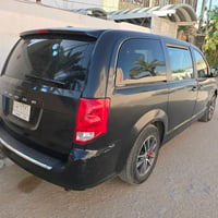 دوج كرفان 2018  اسود حادث جانبي باب سلايت بيه ٣ قطع ماشيه 75 ميل مواصف...