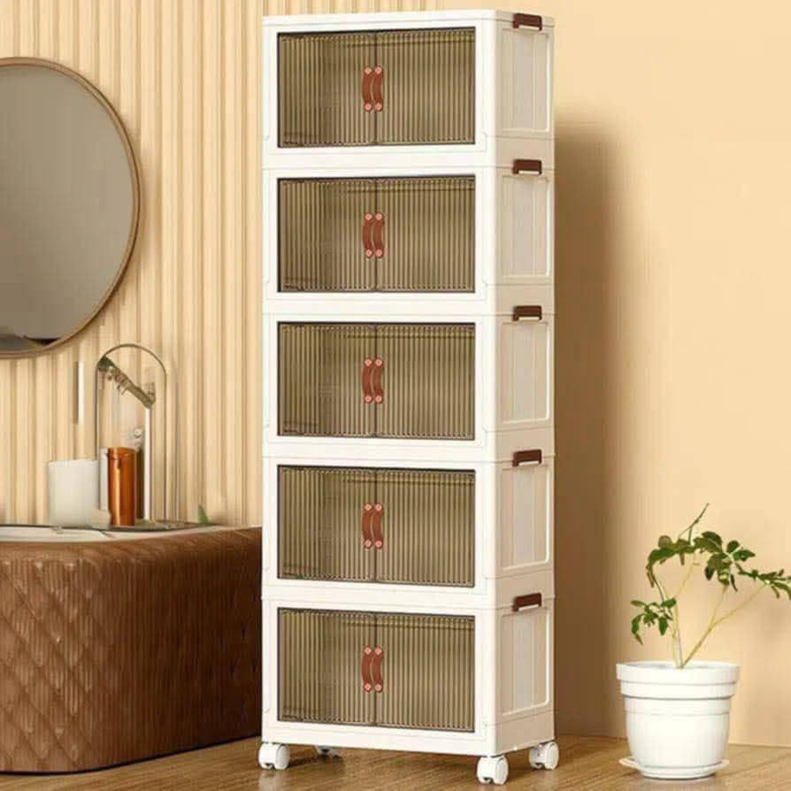 🔮 دولاب فانتازيا السحري – قطعة واحدة تحللك فوضى البيت كلها! 🔮

✔️ مناسب لكل مكان:

🍽 المطبخ: لترتيب الأدوات، الأواني، والبهارات.  
🧴 الحمام: للمناشف، مواد التنظيف، وأغراض الاستحمام.  
🛏 غرف النوم: للملابس، البطانيات، والكتب.  
🏢 الصالون أو المكتب: لحفظ كل شيء بشكل أنيق.

✔️ أبواب شفافة بتخليك تشوف المحتويات بسهولة 👀👌  
✔️ بلاستيك فاخر متين يقاوم الرطوبة وسهل التنظيف 💧🧽  
✔️ مزود بعجلات للحركة السهلة والتنقل بدون تعب 🚀  

⭐ متوفر 5 طبقات فقط :  

الحجم الأول 📏 ارتفاع 150 سم
  60 سم عرض والعمق 35

📏الحجم الثاني ارتفاع 170 سم
عرض 65 سم والعمق 40 سم 

💎 دولاب فانتازيا السحري = ترتيب  + أناقة + قوة في منتج واحد !


**إذا كنت صاحب هذا الإعلان وتريد حذفه لأي سبب، رجاءا أرسل رسالة إلى الدعم الفني**