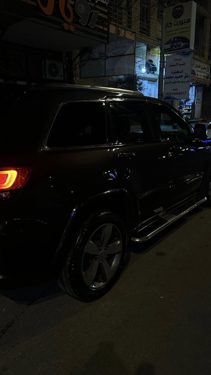 للبيع 🚗  

جيب كراند شيروكي موديل 2016  
فول مواصفات عدا الفتحة  

المواصفات:  
- محرك 3600 V6 مكينة GT قوي واقتصادي  
- كير اوتوماتيك 8 نمر (نقلات ناعمة وقوة عالية)  
- شفتات تبديل سرعات على الستيرنغ  
- تحكمات ستيرنغ كاملة (صوت، اتصال، مثبت سرعة)  
- شاشة معلومات وترفيه  
- كاميرا خلفية  
- حساسات خلفية  
- دفع رباعي 4×4 مع نظام اختيار نوع الطريق  
- تراكشن كنترول  
- مانع انزلاق  
- بصمة تشغيل  
- مرايا كهرباء  
- زجاج كهرباء  
- مقاعد كهرباء  
- تحكم دبل بالمكيف    
- جنوط وكالة  

الحالة:  
- حدادية جديدة  
- بوليش جديد  
- السيارة مصبوغة عالأثر كم قطعة  
- مكفولة من القلب لا غرق ولا حرق  
-تبريد ثلج منضومه جديده كامله 
-راديتر جديد 

السيارة قوية ومريحة بالطريق  
كير 8 نمر يعني صاروخ 🔥 

للبيع او مرواس 

***********
