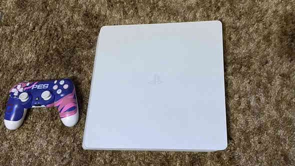 السلام عليكم 
ps4 slim مهكر نظام 12
باندل ابيض نسخة خاصة 
كامل ملحقاته ويدة وحدة
نظافة الجهاز 100% لوك ستيكر لا مصلح ولا مفتوح مكفول 
استخدام جداً قليل 
متنزل عليه عشر لعبات ومنصة تنزيل العاب الگيم باتو و HB 
مكاني بغداد حي الاعلام 
سعر الجهاز 260 وبي مجال بسيط
رقم التلفون ***********
