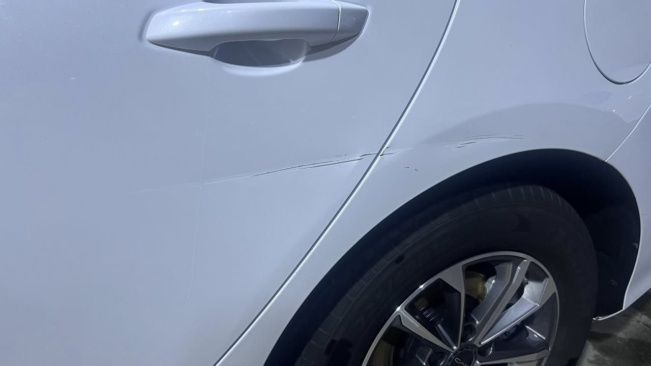 byd ديستروير 
2025
ماشية 13 الف ونص 
السعر 19,700 
مكفولة ماعدا الشخطات الي ماشر عليها بالصور 
ارضيات/ كشنات جديدة 
السيارة باسمي 
***********
