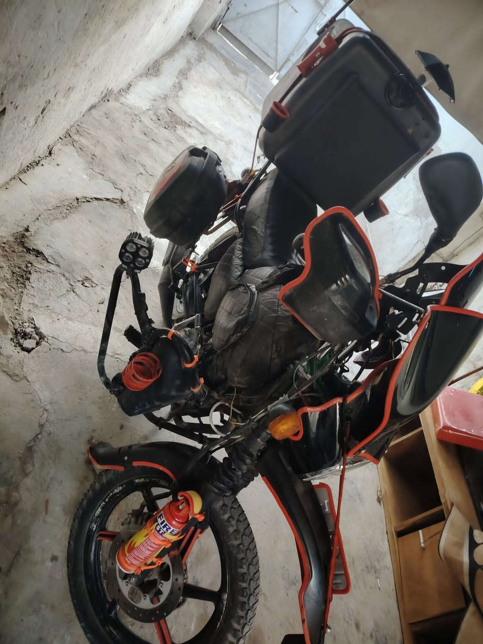 سلام عليكم . بوكسر موديل 2020 رقم بغداد سنويه بأسمي تحويل بنفس اليوم أذا تريد الدراجه متروكه 4 سنوات وأخذته وعمرته المكينه السبانه ما ممدوده عليه تجي وتجيب فيتر وتكلبه أذا شفته مفتوحه المكينه تاخذ كروتك مني الدراجه مثل مجاي تشوف بالصور الدراجه مناقصه بس السايق السعر 2 و 800 وبيه مجال *********** موجود على الشريحه وعلى الوتسأب
