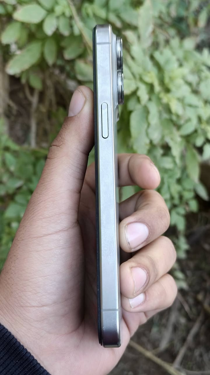 15 برو ماكس
مستبدل شاشة نوعية زينه 
فقط شاشه شرط وين يعجبك افحص 
فيس ايدي شغال 
ذاكرة 256 
بطارية 82 
650 وبي مجال للشراي 
***********
